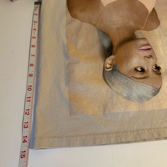 Ariana Grande Pop Music Concert Sweetener World Tour 2019 Beige Tee Shirt XS - Picture 6 of 6